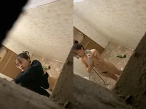 Quay lén người tình vú đẹp tắm, khe bím chảy nước ròng ròng